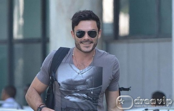 Ator Kiko Pissolato cai de árvore e quebra o pé