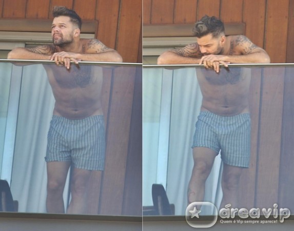 Ricky Martin aparece de cueca em sacada de hotel