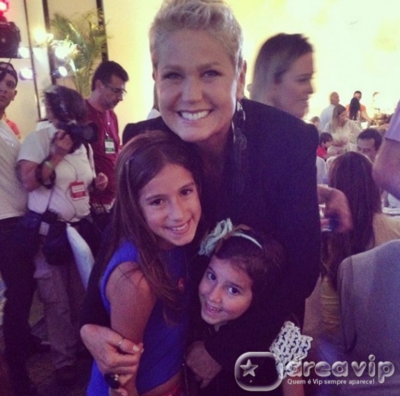 Xuxa com as filhas de Rodrigo Faro