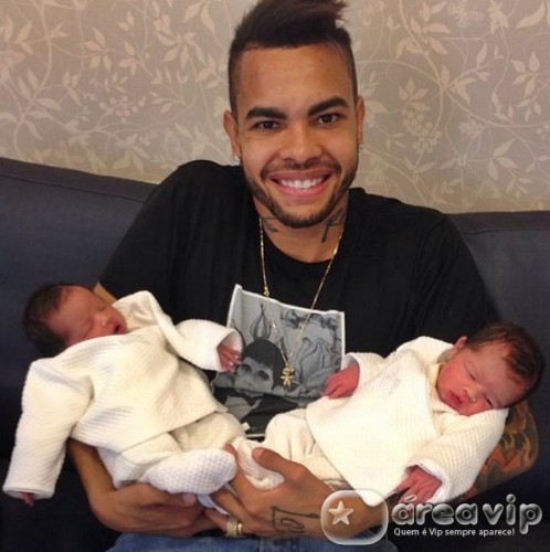 Dentinho posta foto das filhas gêmeas
