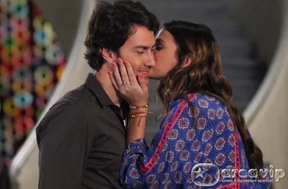 Luiza beija Laerte ao receber presente inesperado do músico