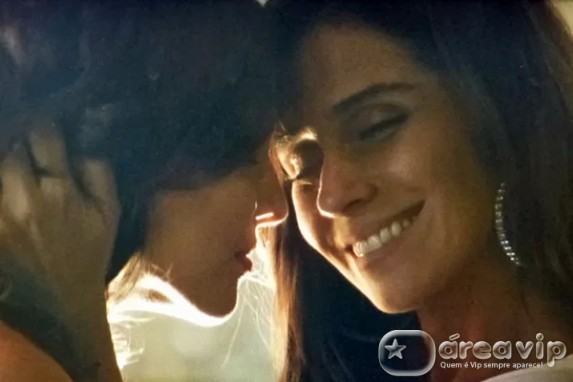 Clara e Marina dançam música romântica em clima de muita intimidade