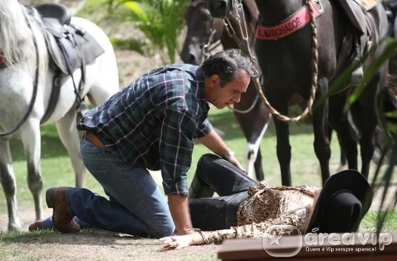 Shirley cai do cavalo e dá em cima de Virgílio ao ser socorrida por ele