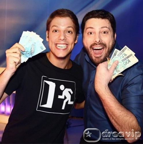 Danilo Gentili comemora dinheiro que ganhou de Silvio Santos