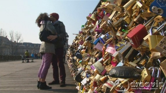 ‘Pelo Mundo’ revela que ponte francesa dos apaixonados corre risco de desabar