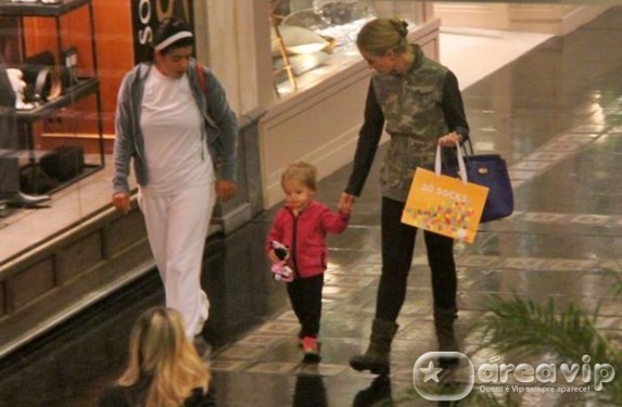 Angélica passeia com a filha em shopping