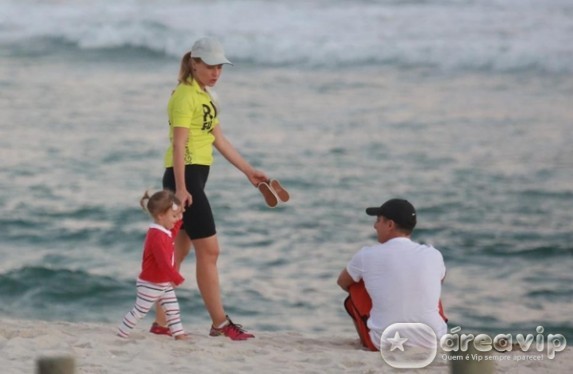 Angélica e Luciano Huck levam filha à praia no Rio