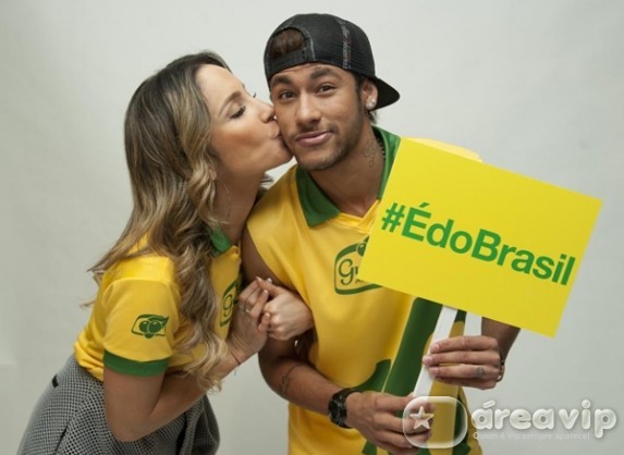 Claudia Leitte e Neymar posam juntos para campanha publicitária