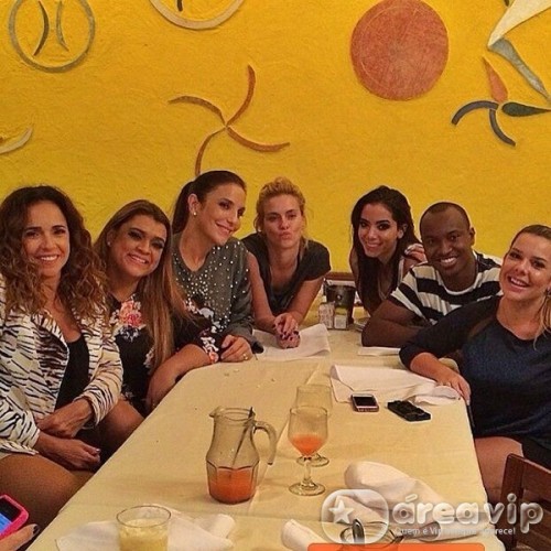 Ivete Sangalo janta com famosos no Rio