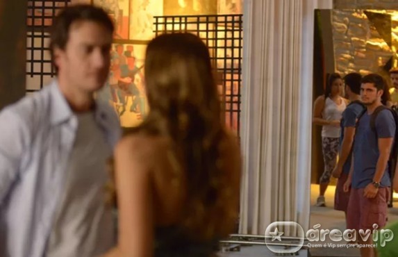 Laerte beija Luiza na frente de André