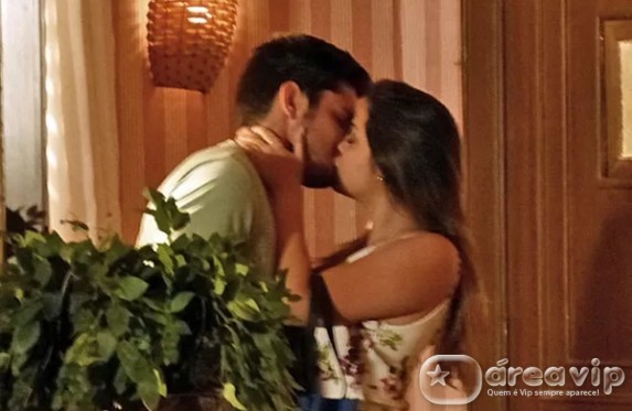 Bárbara rouba beijo da boca de André depois de filme a dois