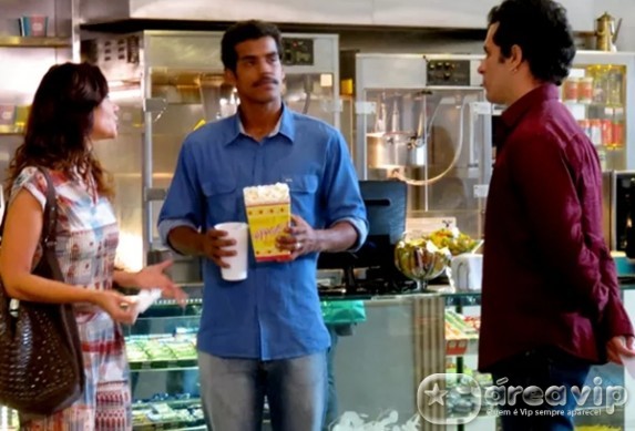 Jairo briga com Juliana após vê-la conversando com um homem