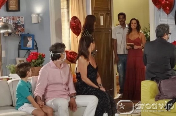 Cadu volta para casa após cirurgia e já se vê em uma saia justa