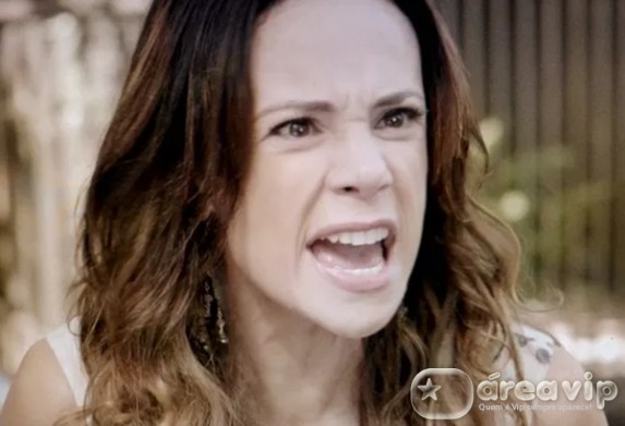 Juliana perde o controle ao saber que Jairo tem acordo com avó de Bia