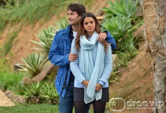 Laerte pensa em Helena durante momento romântico com Luiza