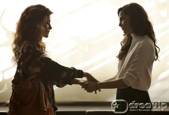 Marina surta ao ficar sem dinheiro e chora nos braços de Vanessa