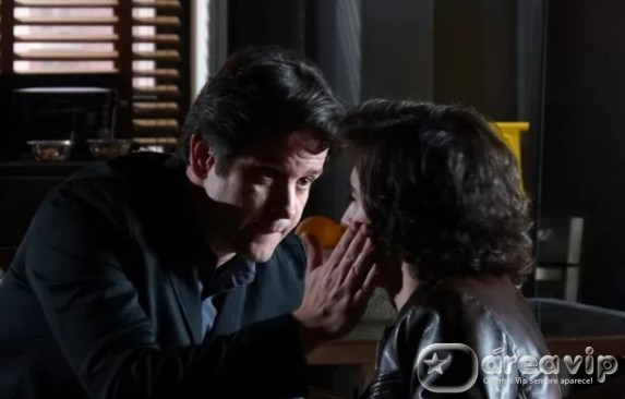 Com direito a tapinha na cara, Jonas invade a casa de Alex