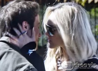 Megan dá um beijão em Danilo e o deixa sem reação