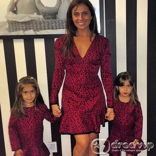 Giovanna Antonelli posa vestida igual as filhas gêmeas