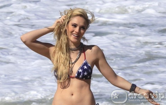 De biquíni, Isabelle Drummond exibe corpão durante gravação em praia