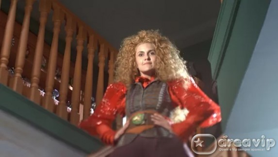 Gina diz que não casa com Nando nem amarrada