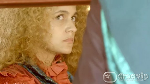 Ferdinando tenta convencer Gina a ficar bem bonita