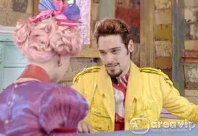 Após crise de ciúme, Juliana rompe com Renato