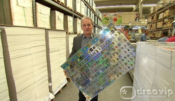 Otavio Mesquita se rende a nova mania do momento e conhece fábrica de figurinhas da Copa