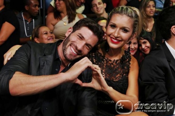 Ex-BBBs Tatiele Polyana e Roni ficam noivos e já moram juntos