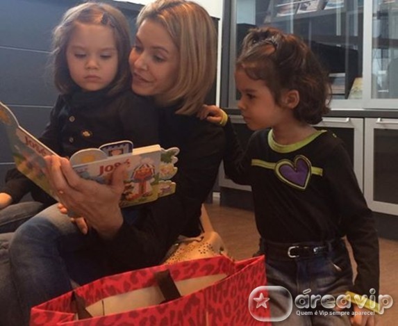 Bianca Rinaldi com as filhas Reprodução/Facebook