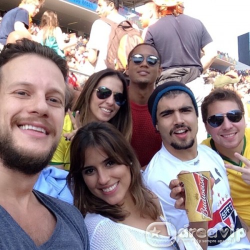 Caio Castro e Camilla Camargo assistem a jogo da Copa juntos