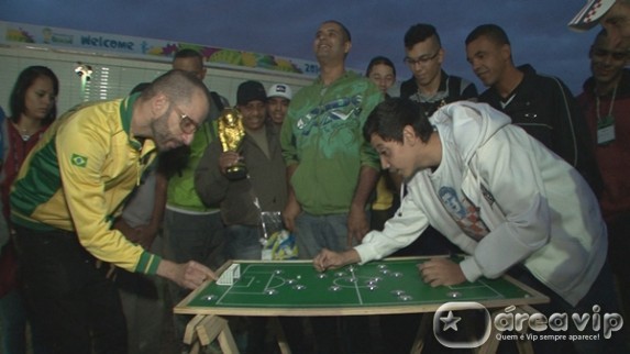 Em ritmo de Copa, ‘A Liga’  faz um ‘rolê’ por Itaquera e escancara a homofobia no futebol