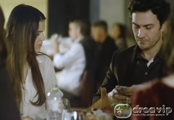 Em Familia - Sem cerimônia, Laerte pega o celular de Luiza para ver quem ligou Em Família/TV Globo/Gshow