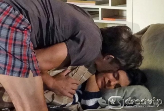 Em Familia - Cadu coloca Veronica para dormir Em Família/TV Globo/Gshow