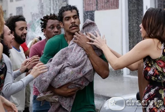 Em Familia - Jairo salva Bia Fábio Rocha/TV Globo/Gshow