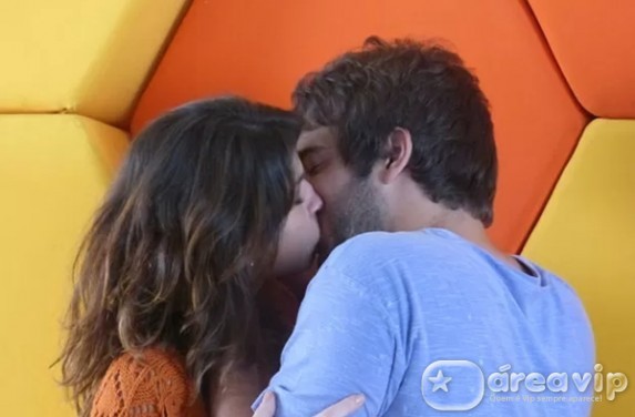 Davi e Manu se beijam