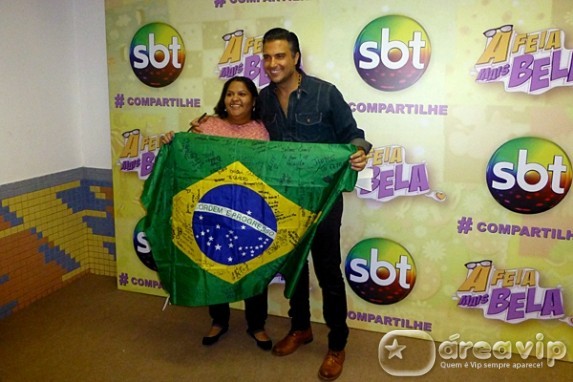 Ator de ‘A Feia Mais Bela’, recebe 300 fãs para tarde de autógrafos no SBT