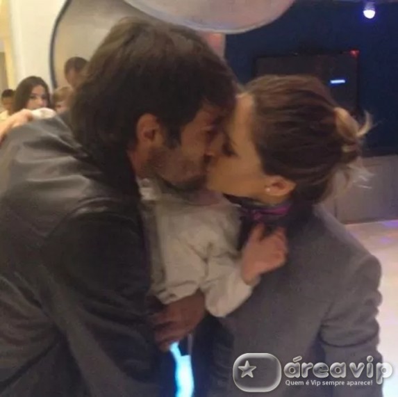 Mãe de Carol Celico desmente separação de filha e posta foto de beijo