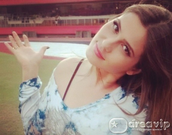 SBT esclarece que apresentadora Livia Andrade não possui perfil no Facebook