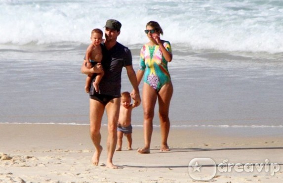 Marcelo Serrado curte praia com a mulher e os filhos gêmeos