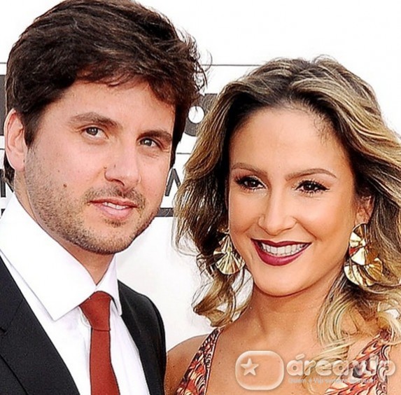 Marido de Claudia Leitte volta a discutir e bloquear fãs na rede social