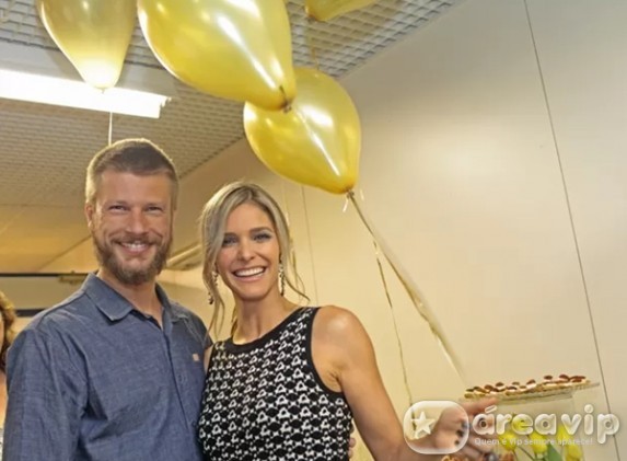 Fernanda Lima ganha festa de aniversário nos bastidores do “SuperStar”