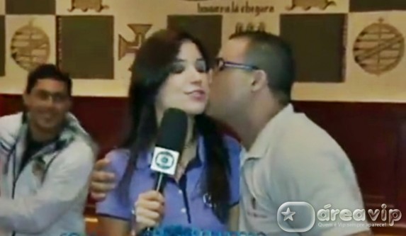 Repórter da Globo volta a ser beijada ao vivo por torcedor durante cobertura da Copa – Veja!