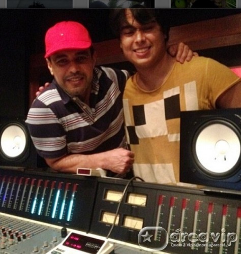 Filho de Zezé di Camargo defende o pai em rede social