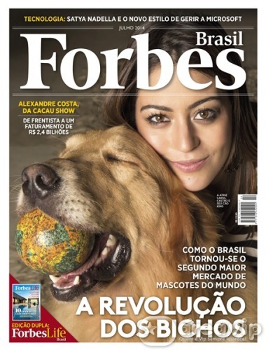 Carol Castro estampa capa de revista