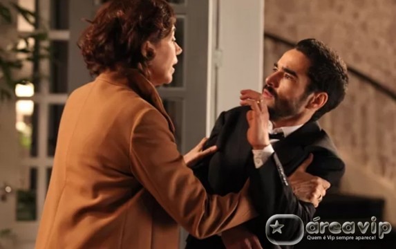 Imperio - Maria Marta sacode o filho Pedro Curi/TV Globo/Gshow