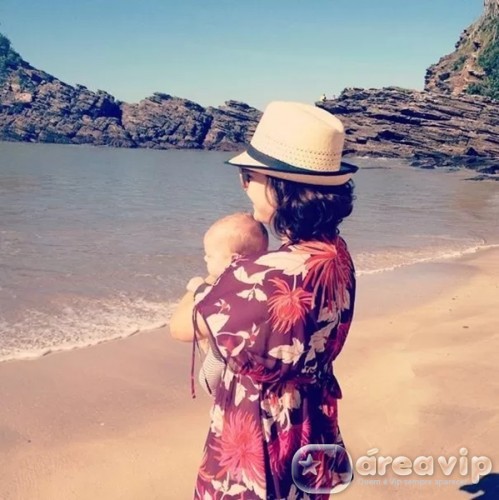 Regiane Alves leva filho a praia pela primeira vez