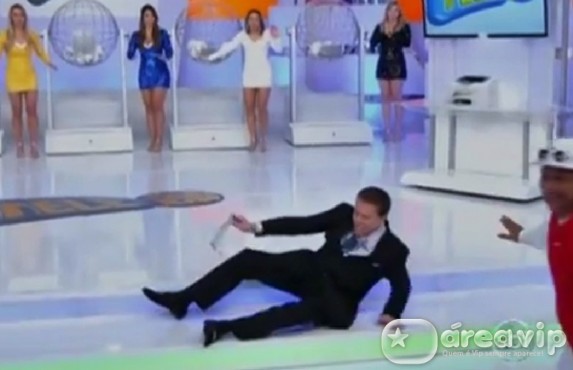 Silvio Santos cai no palco em seu programa – Veja o vídeo!