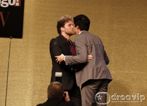 Thiago Fragoso e Mateus Solano se beijam em premiação no Rio