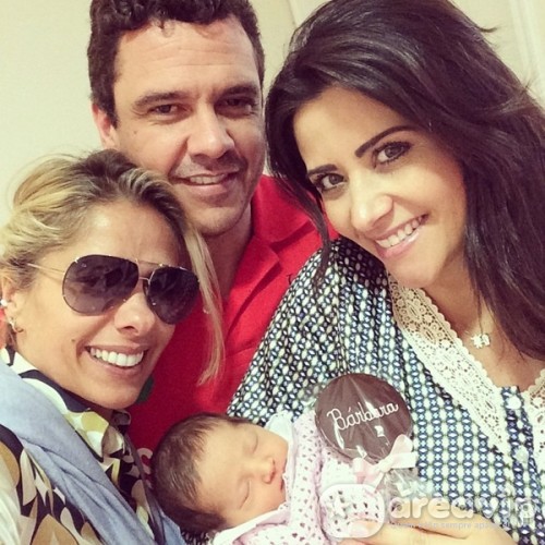 Adriane - Patricia Salvador com marido e a filha Reprodução/Facebook